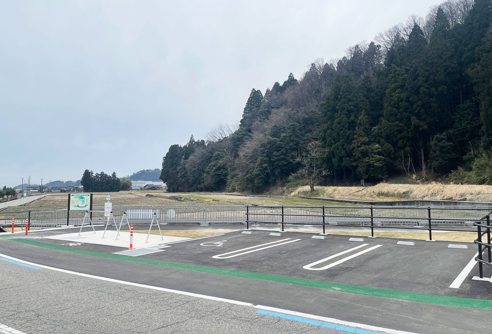 富山県魚津市の東山円筒分水槽のポケットパークの駐車場