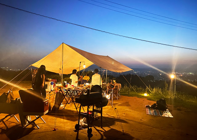 富山県南砺市閑乗寺公園キャンプ場の夜景とタープと食事