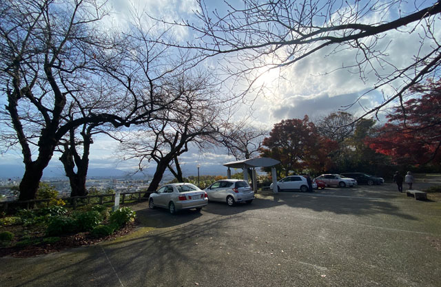富山市呉羽山の紅葉、桜の広場展望台の駐車場