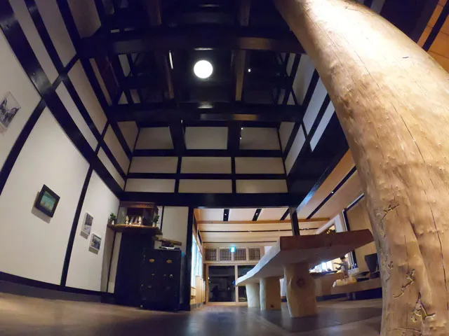 富山市岩瀬、枡田酒造の満寿泉100種を立飲みできる沙石(させき)の店内2