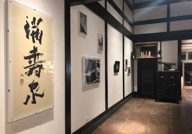 富山市岩瀬、枡田酒造の満寿泉100種を立飲みできる沙石(させき)の店内3