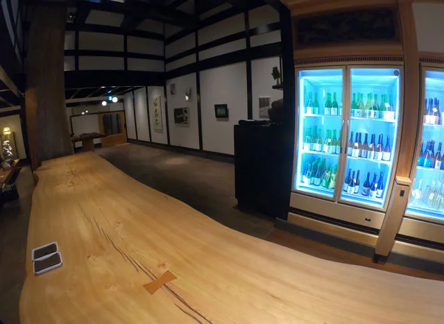 富山市岩瀬、枡田酒造の満寿泉100種を立飲みできる沙石(させき)の店内