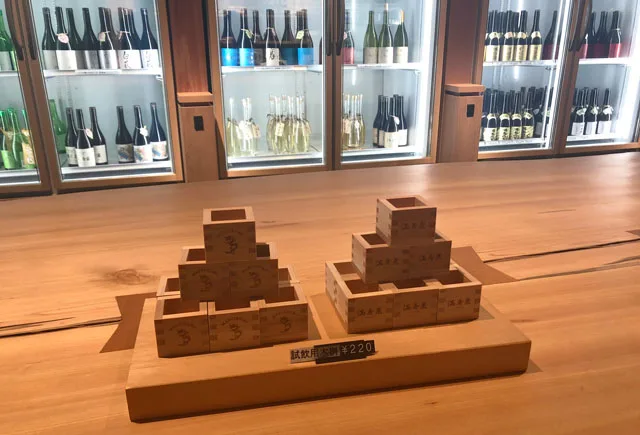 富山市岩瀬、枡田酒造の満寿泉100種を立飲みできる沙石(させき)の試飲用のマス
