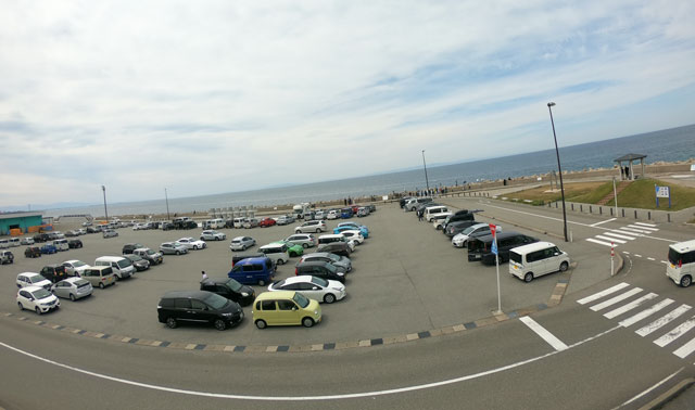 魚津市の海の駅蜃気楼の広い駐車場