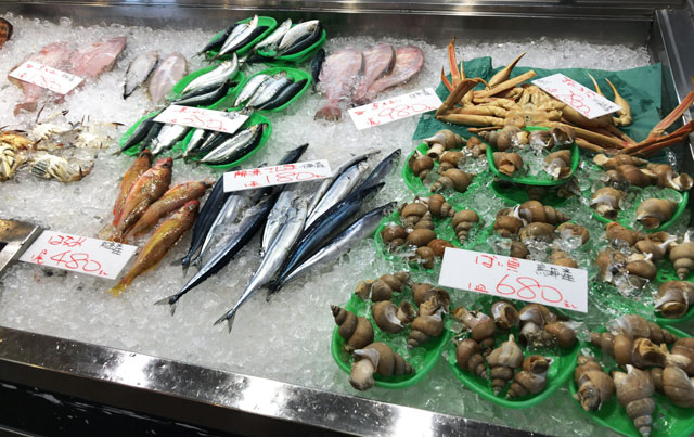 富山市二俣、富山IC近くにある「海鮮屋まるなん」の刺身などの魚介類コーナー