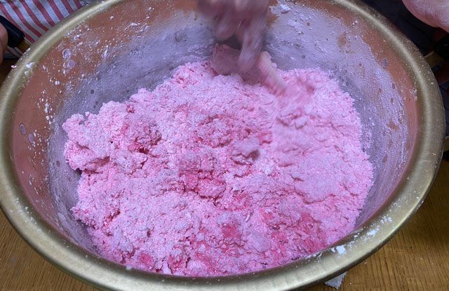涅槃団子・お釈迦団子の作り方、手順2.米粉とお湯を混ぜる