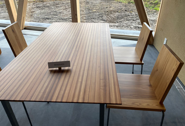 富山県立山町の隈研吾の建築施設「ヘルジアンウッド ザ キッチン」の机と椅子