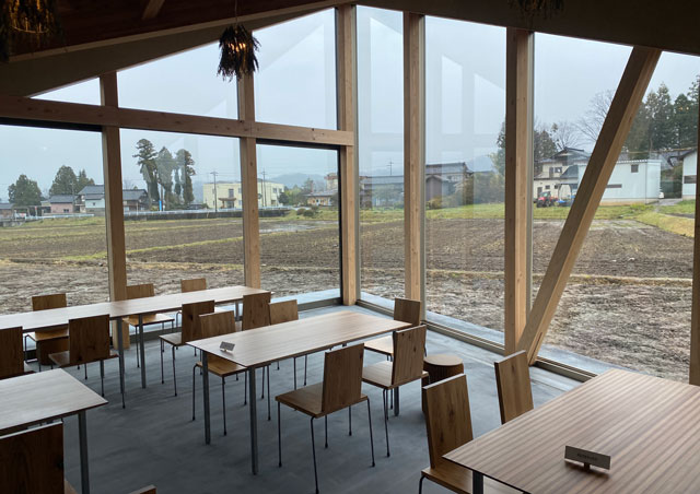 富山県立山町の隈研吾の建築施設「ヘルジアンウッド ザ キッチン」の店内からの眺め