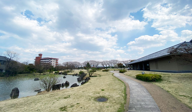 富山市五福の富山県水墨美術館の前庭