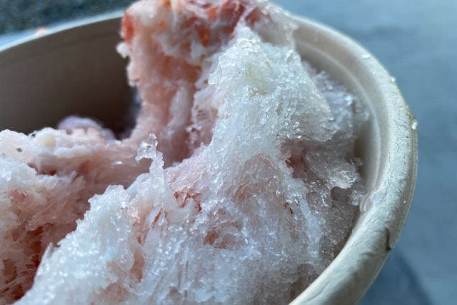 富山の老舗和菓子屋「引網香月堂」のかき氷の氷のアップ