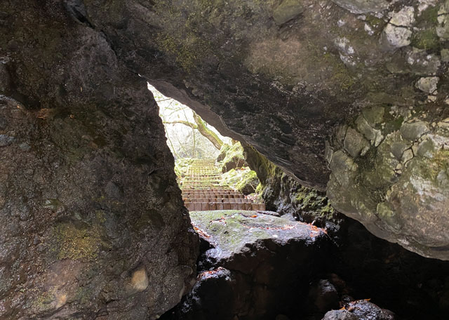 大岩山日石寺すぐ近くの千巌渓の巨岩のトンネル