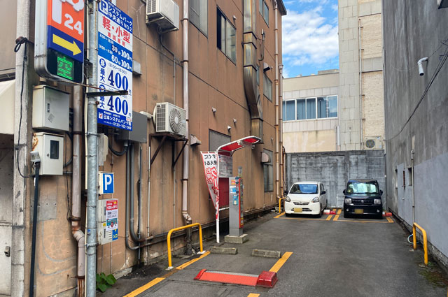 富山市の和栗モンブラン専門店 栗歩(くりほ)の店舗前の有料駐車場