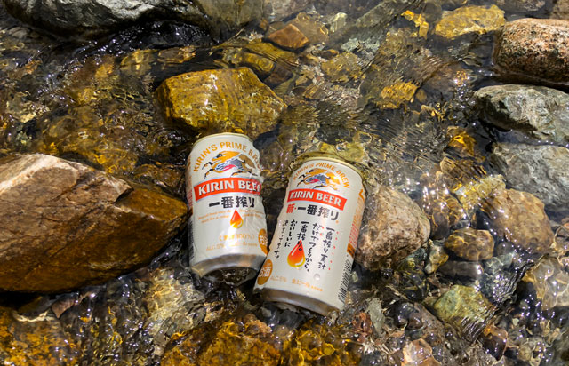 雷鳥沢キャンプ場の横を流れる称名川でビールを冷やす