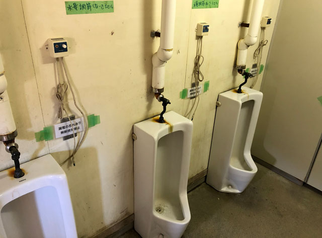 雷鳥沢キャンプ場の男子用トイレ