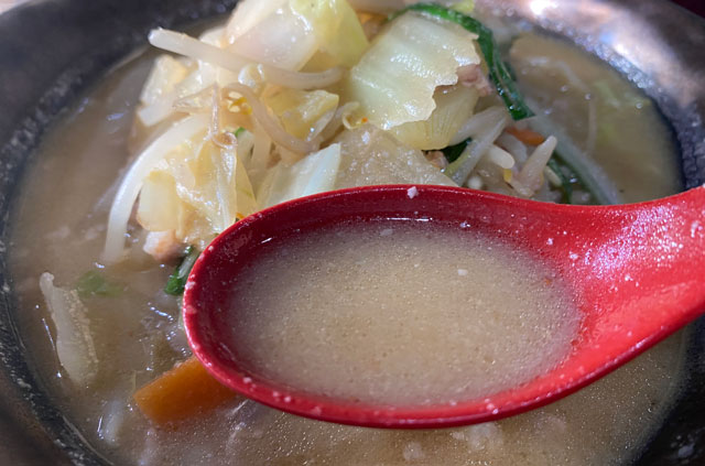 富山市五福のラーメン屋「麺処 福助」のスープ