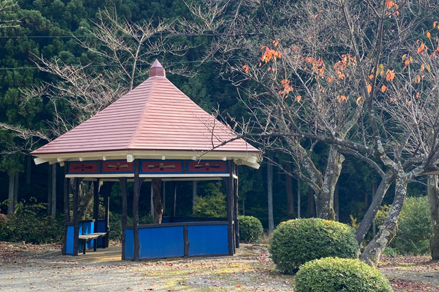 富山市旧大沢野の新緑と紅葉の名所「寺家公園」の駐車場付近の休憩所