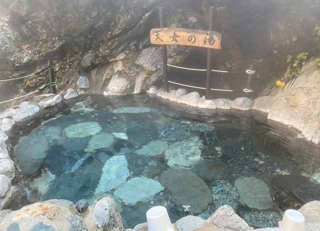 富山県黒部市宇奈月町の秘湯黒薙温泉の女性用露天風呂 天女の湯
