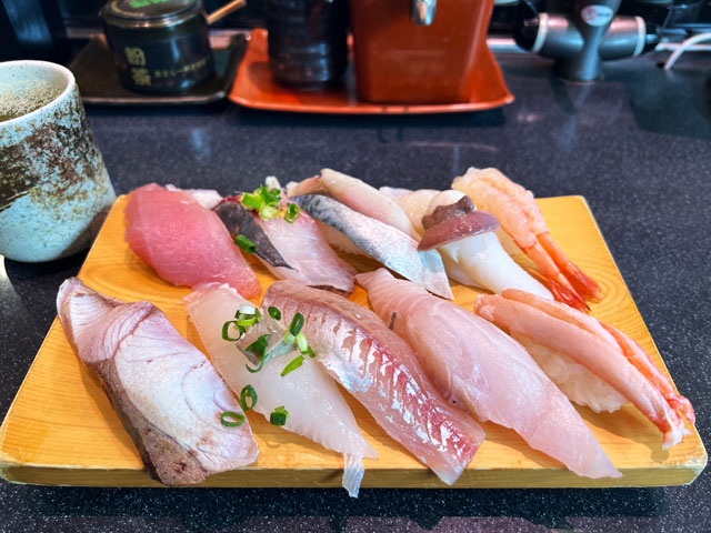 富山県の回転寿司「廻鮮 氷見前寿司」のセット