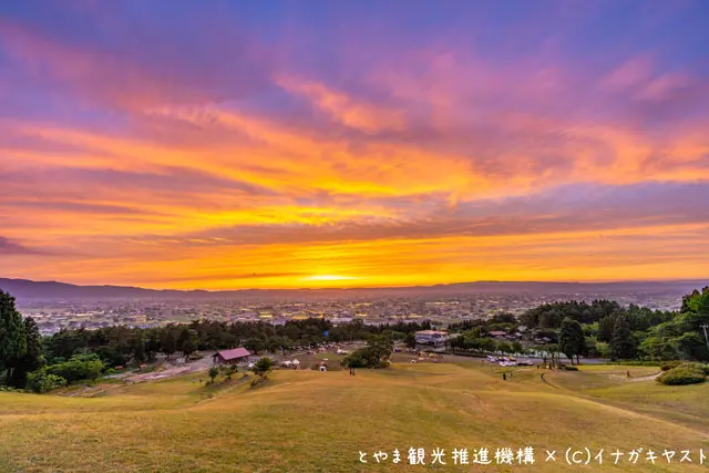 富山の写真家イナガキヤストさんが撮影した閑乗寺公園キャンプ場の散居村展望台からの景色