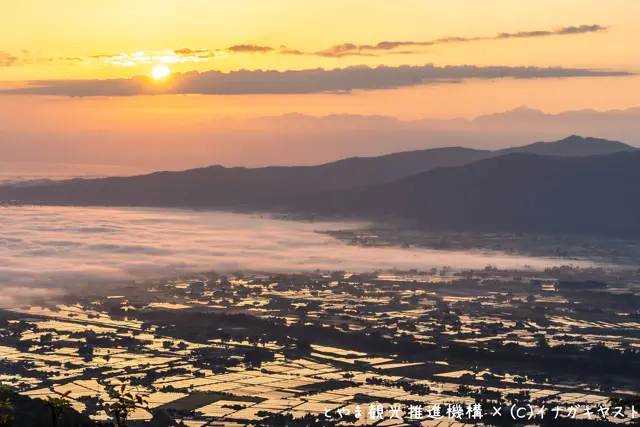 富山の写真家イナガキヤストさんが撮影した散居村の夕焼け