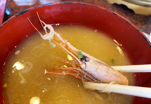 富山市にある観光客に人気の回転寿司「廻る富山湾 すし玉」の味噌汁