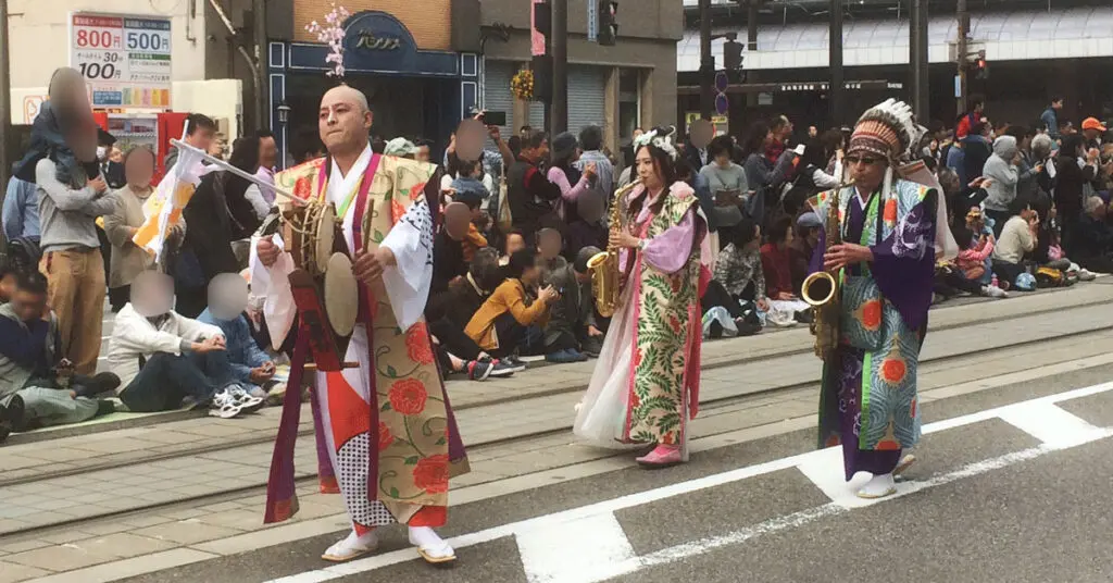 全日本チンドンコンクールの大通りパレート