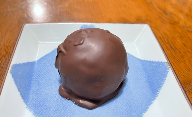富山市総曲輪通の人気商業施設「総曲輪BASE」内のもちもなか源七の苺大福のチョコレートコーティング