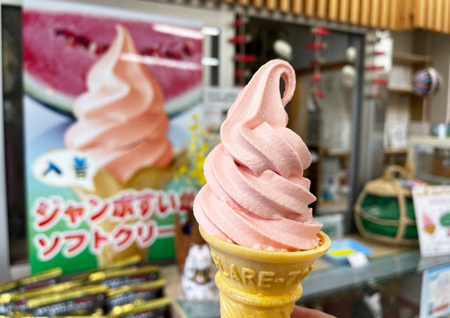 宇奈月温泉街の土産物＆食堂「柏や」の入善ジャンボすいかソフトクリーム