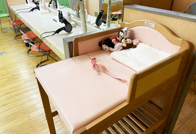 富山県高岡市の北陸健康センターアラピアの脱衣所のオムツ交換台