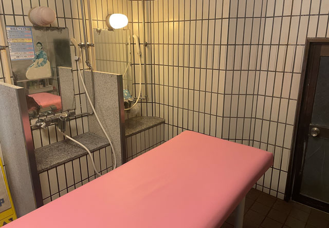 富山市山室にある宿泊もできる浴場施設「スパ・アルプス」のあかすりコーナー