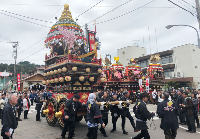 富山県小矢部市で開催される石動曳山祭の巡行開始