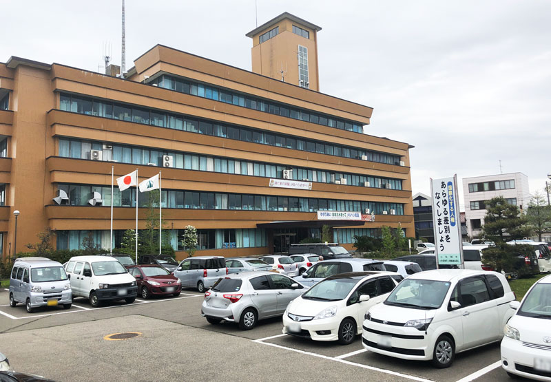富山県小矢部市で開催される石動曳山祭の無料駐車場である小矢部市役所