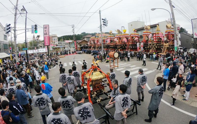 富山県小矢部市で開催される石動曳山祭の曳山と神輿勢ぞろい