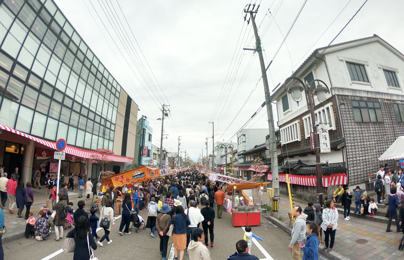 富山県小矢部市で開催される石動曳山祭の露天・香具師
