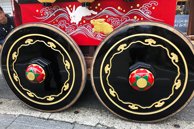 富山県小矢部市で開催される石動曳山祭の曳山の車輪
