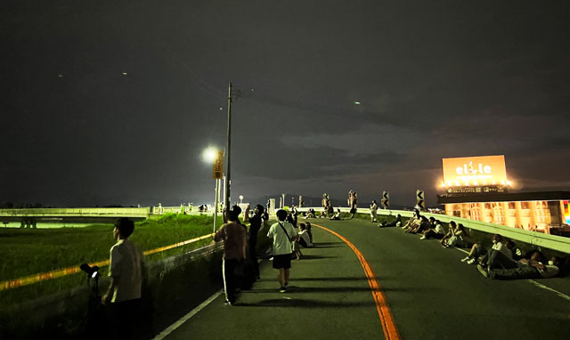 北日本新聞納涼花火大会の神通川西岸の混み具合