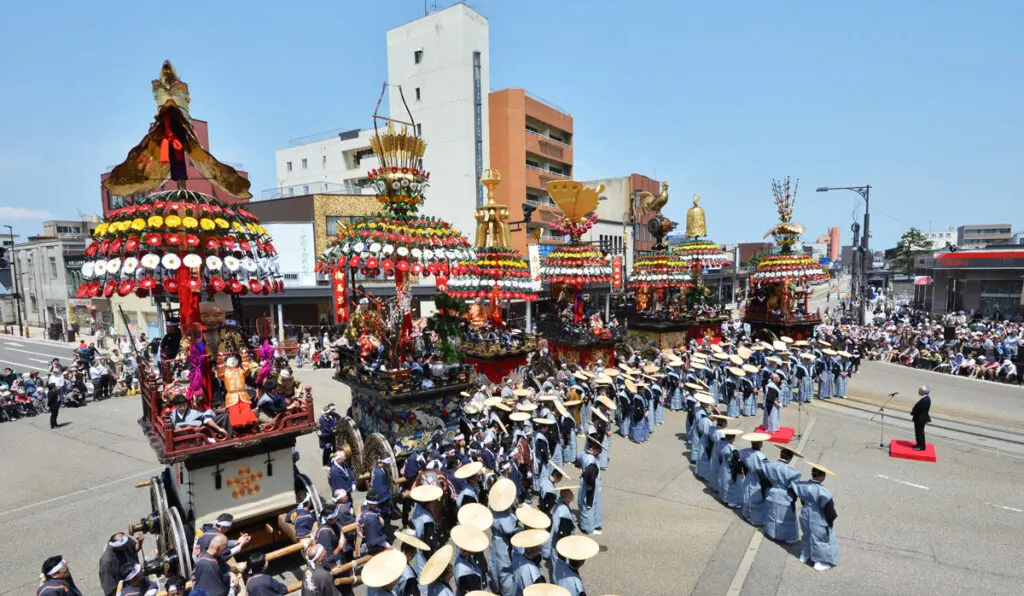 高岡御車山祭りの最大の見所「御車山勢揃い」