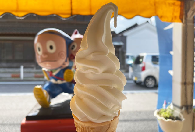 富山県氷見市島津福寿堂のソフトクリームと忍者ハットリくん