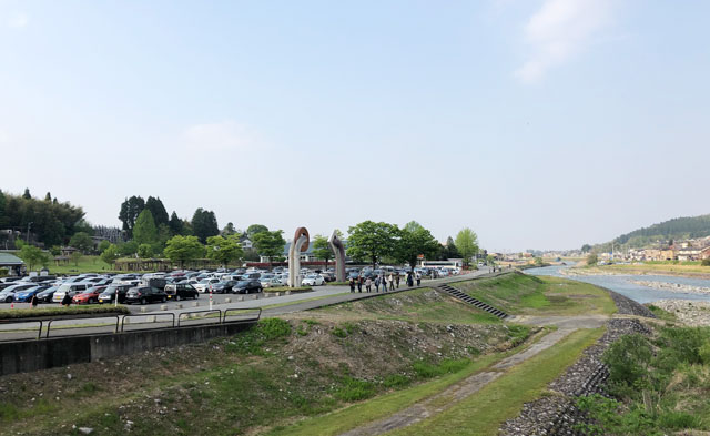 富山県富山市の祭り「越中八尾曳山祭」の無料駐車場「町民広場」