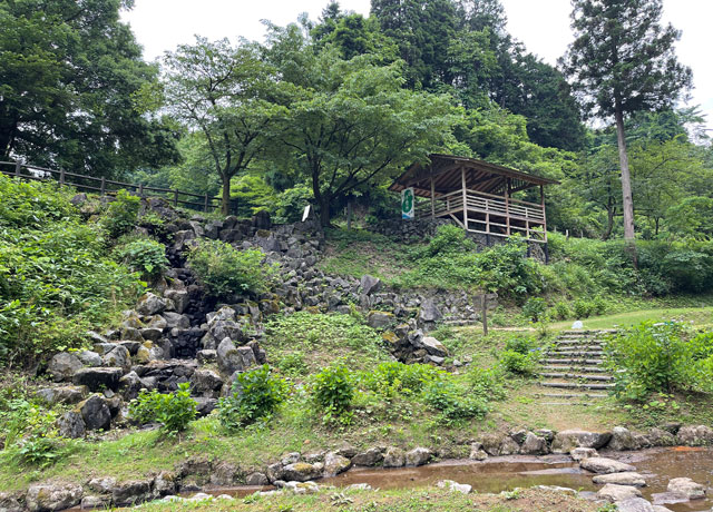 富山県砺波市の「頼成の森 花しょうぶ祭り」の上段にある休憩所