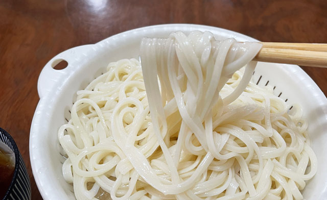 富山県氷見の特産品「氷見うどん」の冷水でしめた麺