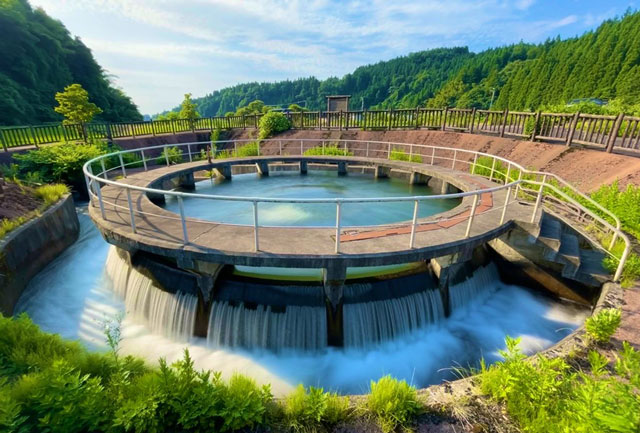 富山県上市町の上市川沿岸円筒分水場円筒分水槽(かみいちがわえんがんえんとうぶんすいじょうえんとうぶんすいそう)の落ち着く景色