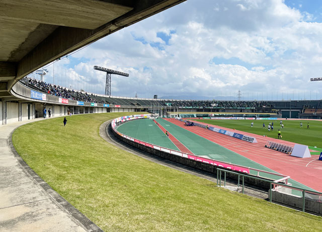 カターレ富山のホームスタジアム「富山県総合運動公園 陸上競技場」のバックA自由席下側の広い芝生