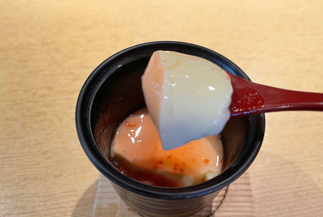 富山市のミシュラン一つ星の寿司屋「鮨人(すしじん)」の茶碗蒸しのアップ