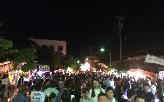 富山県砺波市の祭「となみ夜高祭り」の混雑具合