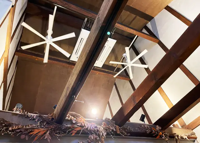 滑川市のお洒落カフェ「hammock cafe Amaca」の天井