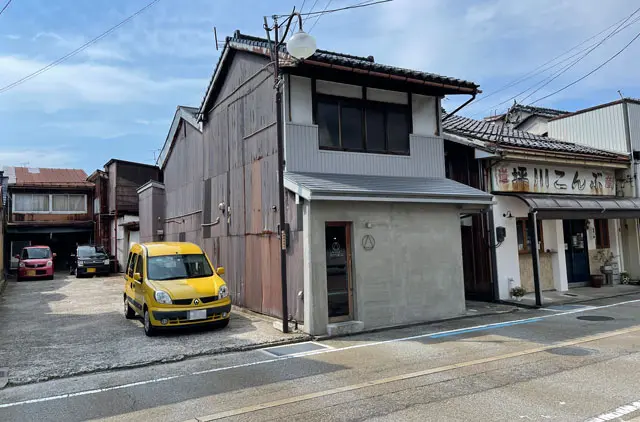 滑川市のお洒落カフェ「hammock cafe Amaca」の店の横の駐車場