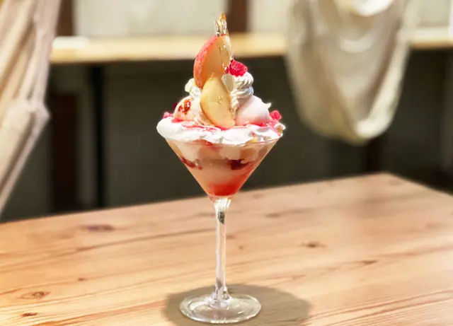 滑川市のお洒落カフェ「hammock cafe Amaca」の桃杏仁パフェ(ポートレート)
