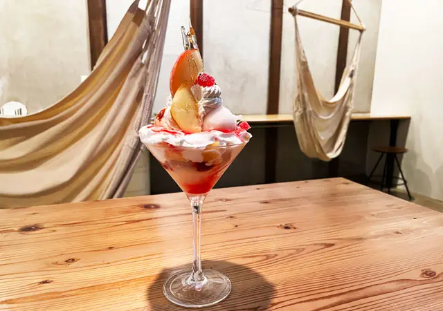 滑川市のお洒落カフェ「hammock cafe Amaca」の桃杏仁パフェ