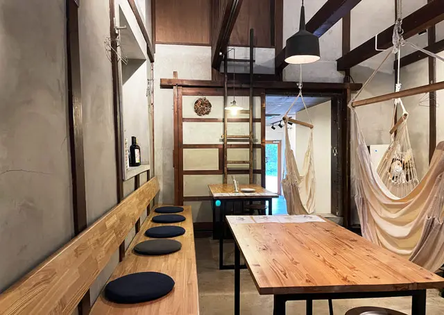 滑川市のお洒落カフェ「hammock cafe Amaca」のテーブル席